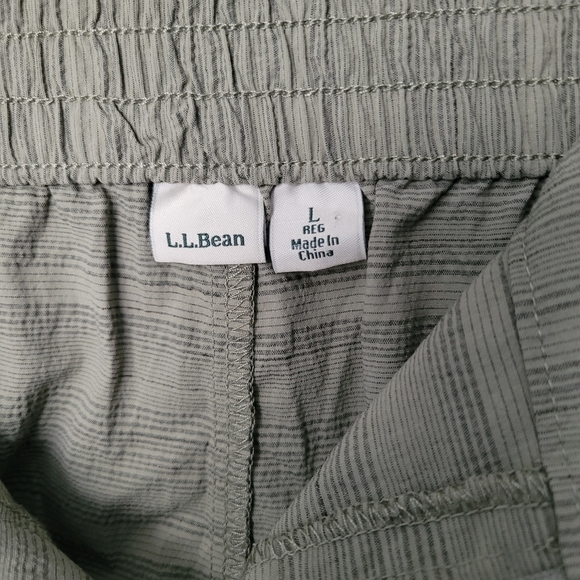 L.L BEAN- WALKING SHORTS - Picture 4 of 8